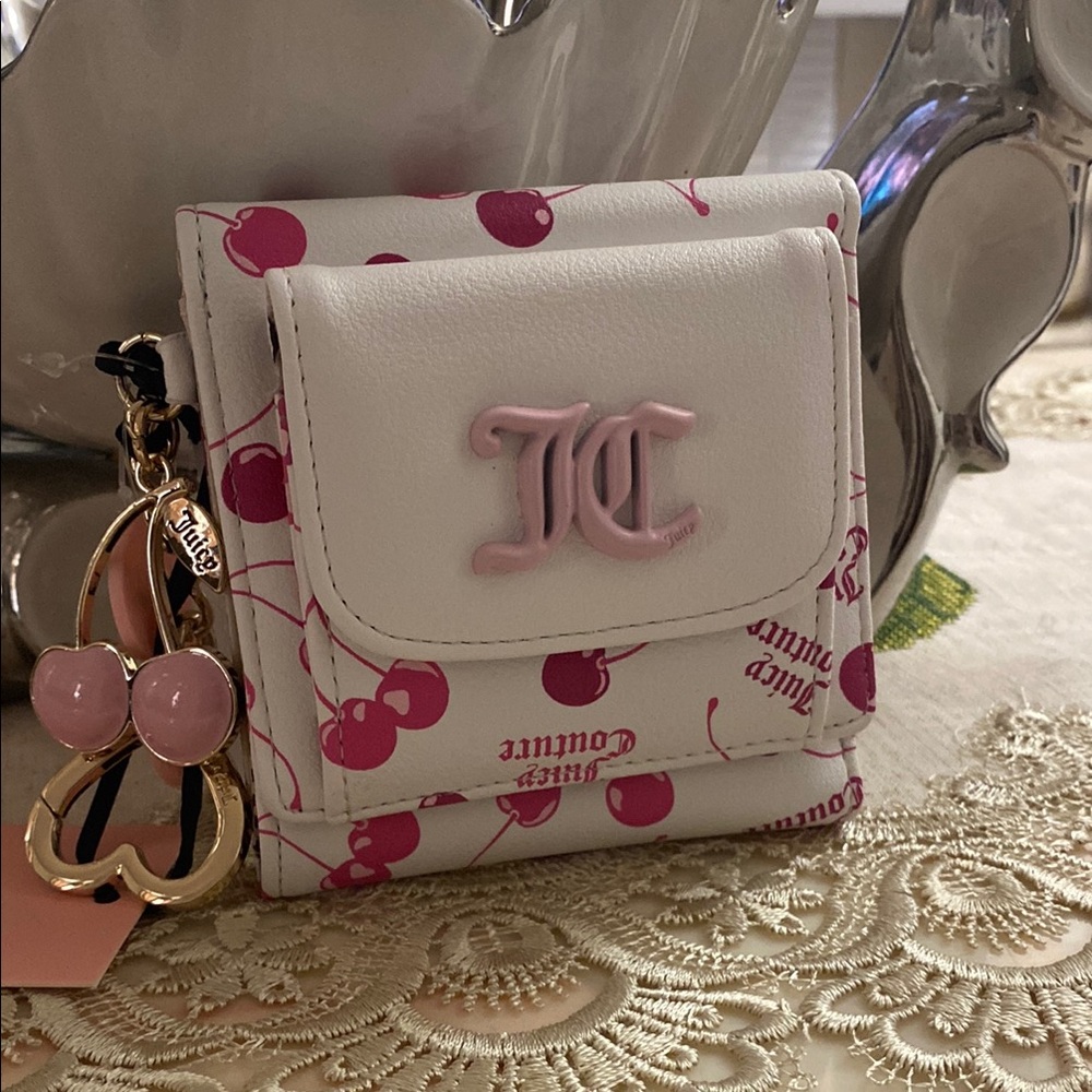 🩷🤍NWT🤍🩷Juicy Couture Pink and White Cherry Wallet